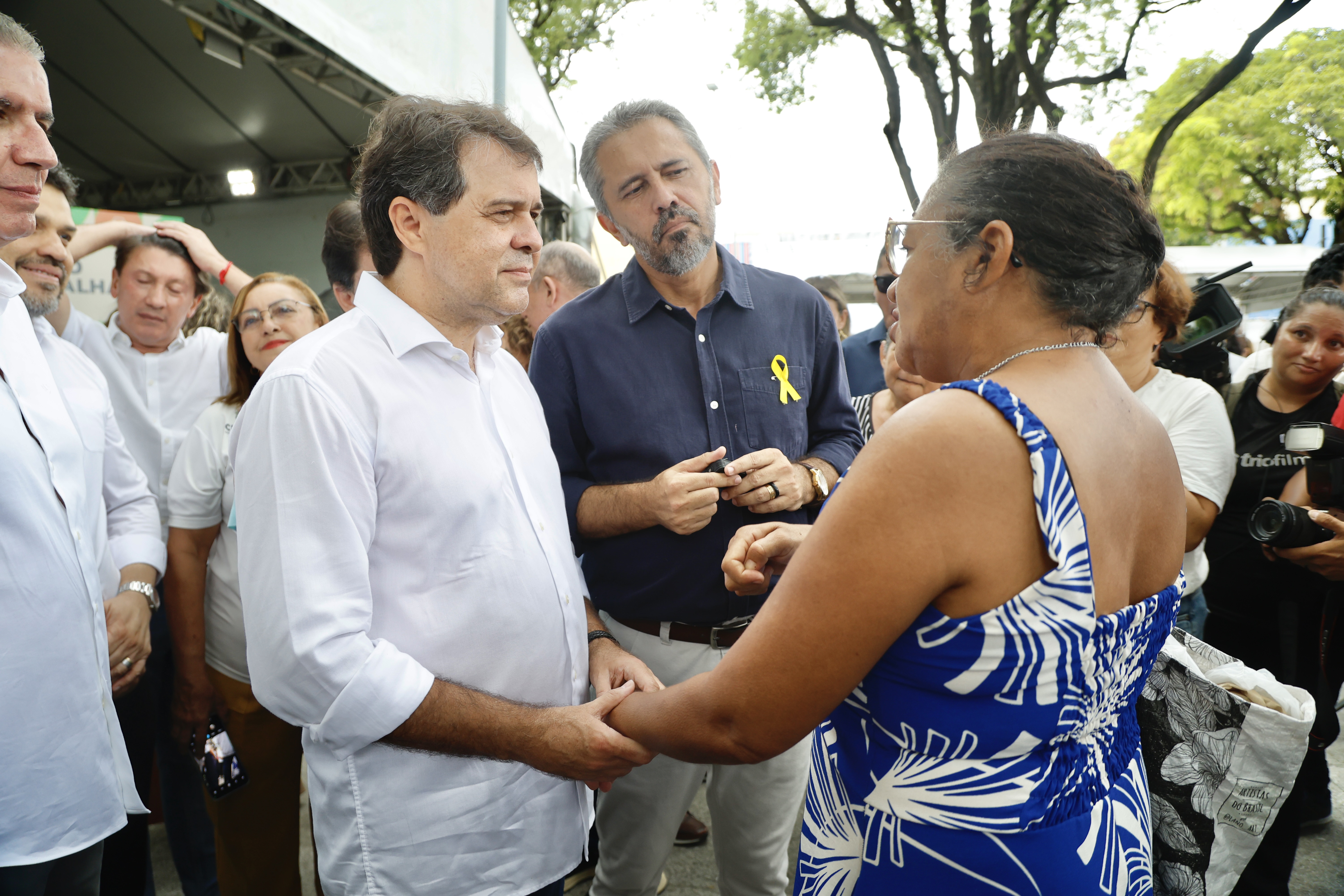 prefeito evandro e governador elmano cumprimentam uma mulher
